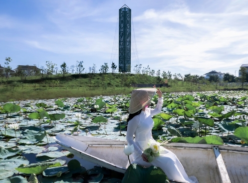 Áo dài giữa sắc sen Ecogarden